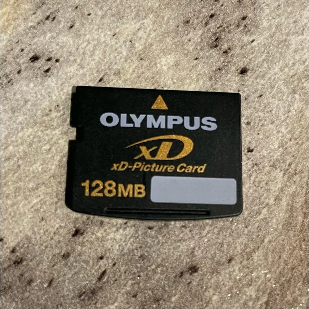 FINEPIX S3100 Digital Camera 6 times Zoom 4.0 MP Olympus XD Card. Case. Manual.